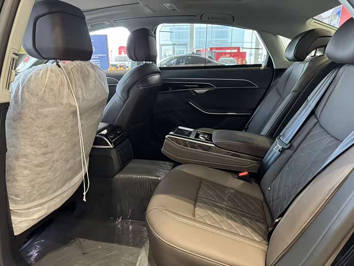 Фото 4 - Audi A8