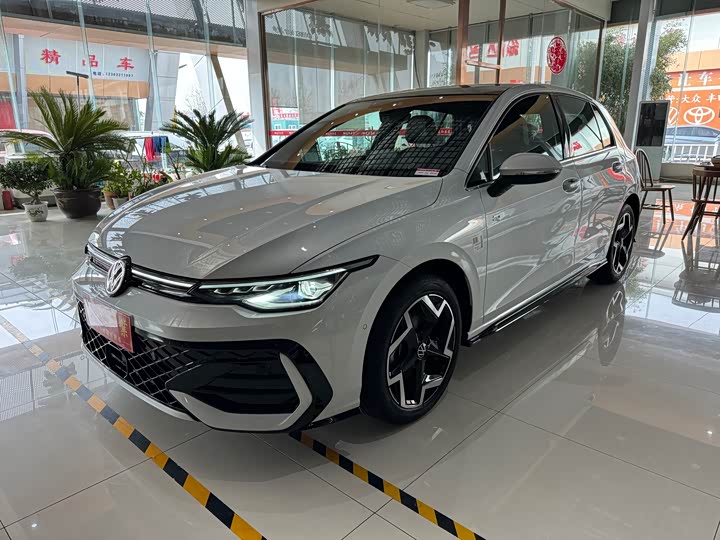 Фото 1 - Volkswagen Golf