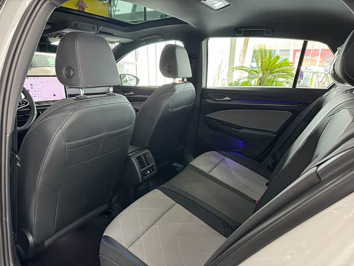 Фото 5 - Volkswagen Golf