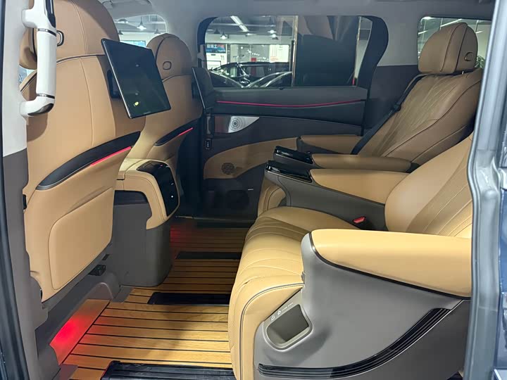 Фото 3 - Denza D9