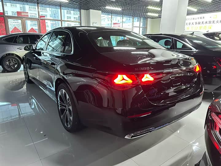 Фото 8 - Mercedes-Benz E-Class