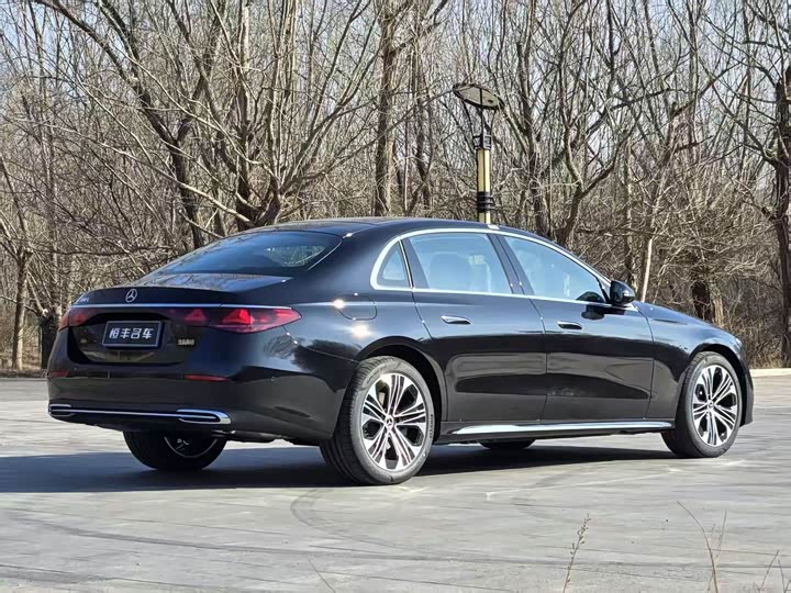 Фото 5 - Mercedes-Benz E-Class