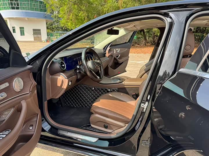 Фото 4 - Mercedes-Benz E-Class