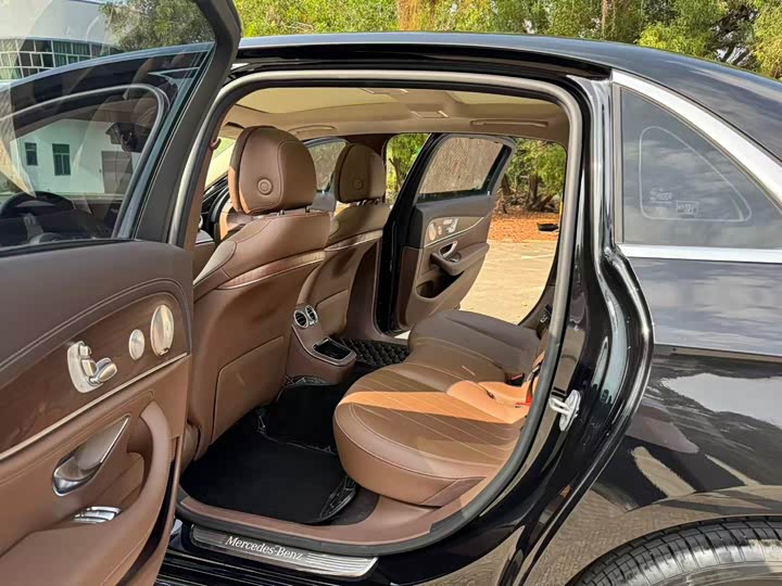 Фото 6 - Mercedes-Benz E-Class