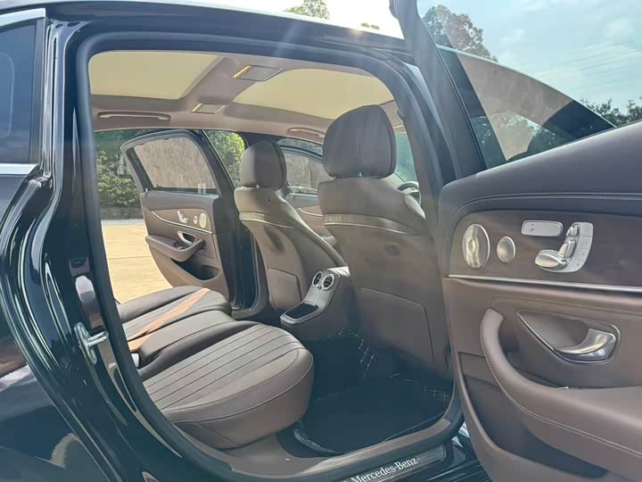 Фото 7 - Mercedes-Benz E-Class