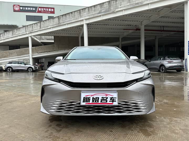 Фото 2 - Toyota Camry