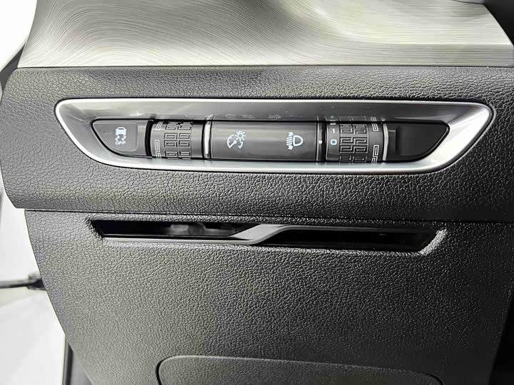 Фото 9 - Geely Coolray