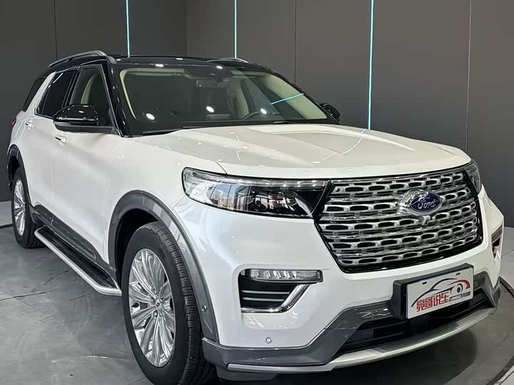 Photo 3 - Ford Explorer