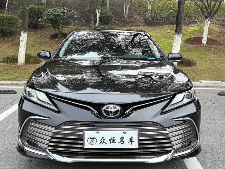 Фото 2 - Toyota Camry