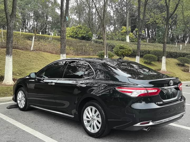 Фото 6 - Toyota Camry