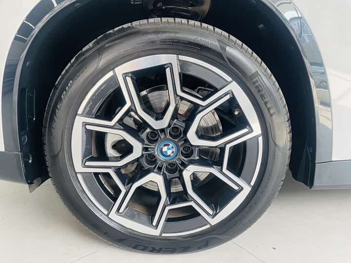 Фото 3 - BMW iX1