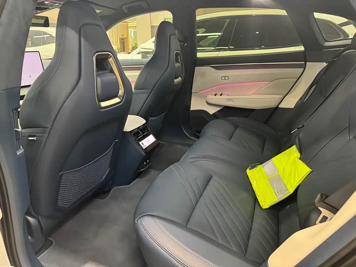 Фото 7 - Zeekr 001