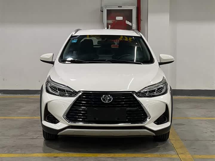 Photo 2 - Toyota Yaris L Hatchback