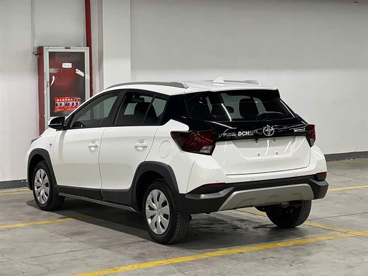 Photo 4 - Toyota Yaris L Hatchback