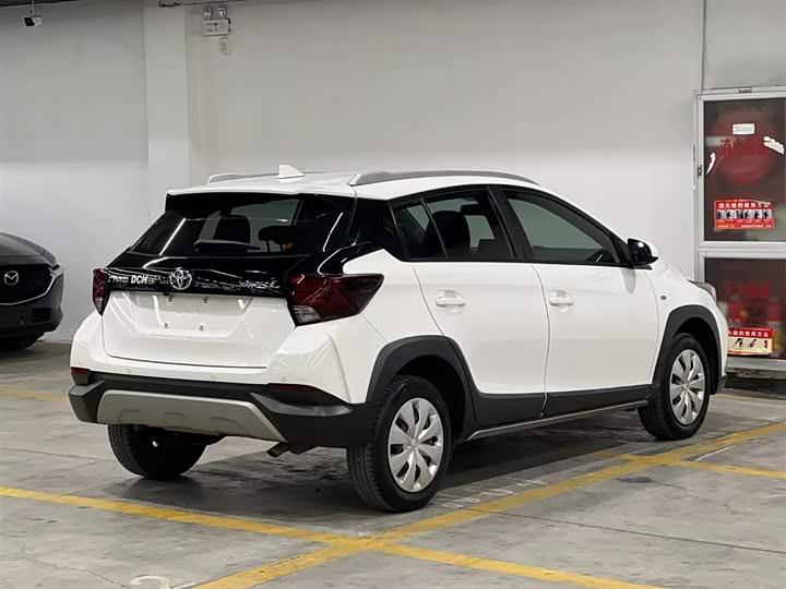 Photo 5 - Toyota Yaris L Hatchback