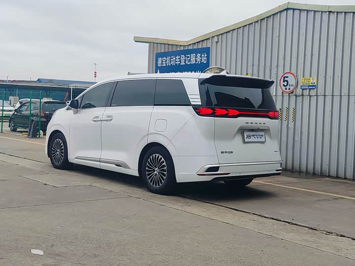 Фото 5 - Denza D9