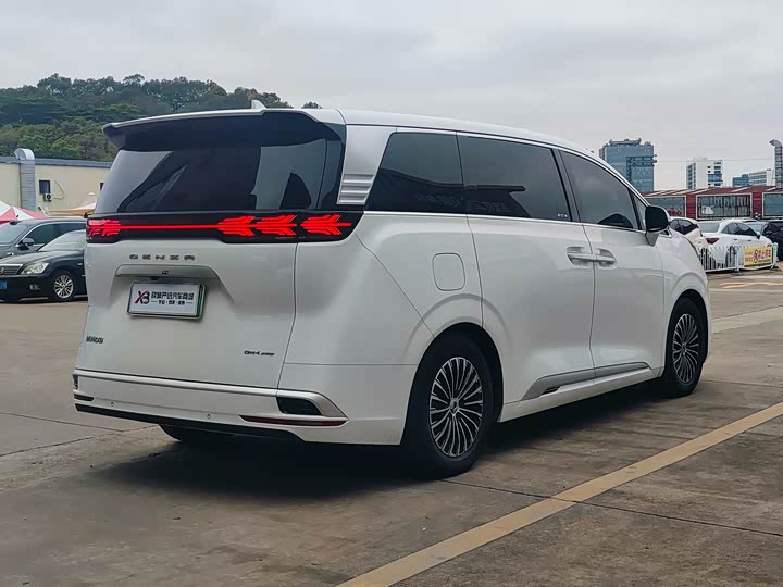 Фото 7 - Denza D9