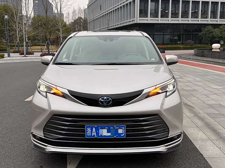 Photo 2 - Toyota Sienna