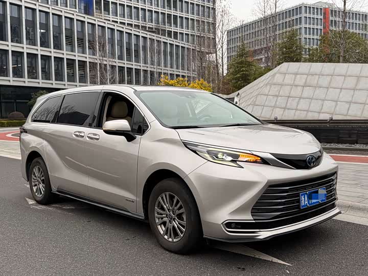 Photo 3 - Toyota Sienna