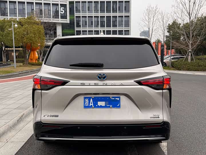 Photo 5 - Toyota Sienna