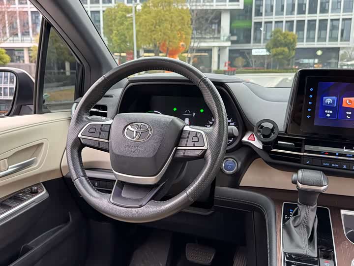 Photo 7 - Toyota Sienna