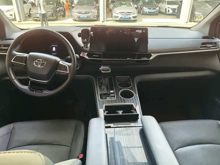 Фото 4 - Toyota Sienna