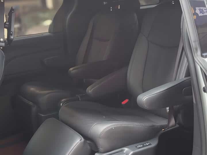 Фото 6 - Toyota Sienna