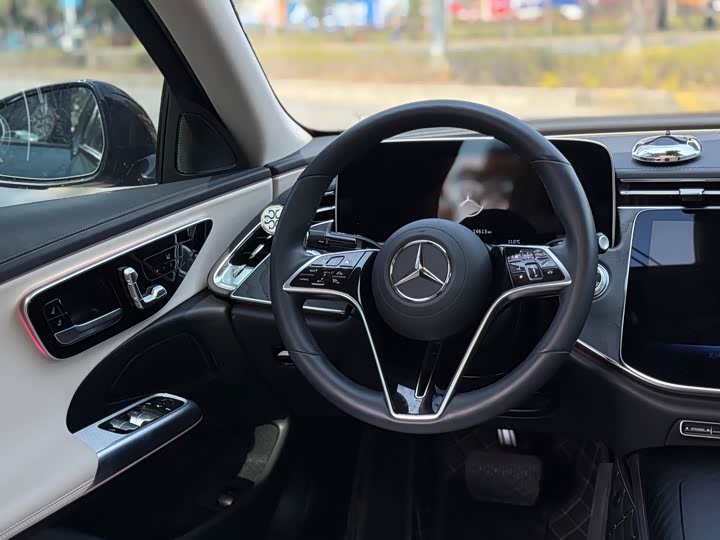 Photo 8 - Mercedes-Benz E-Class