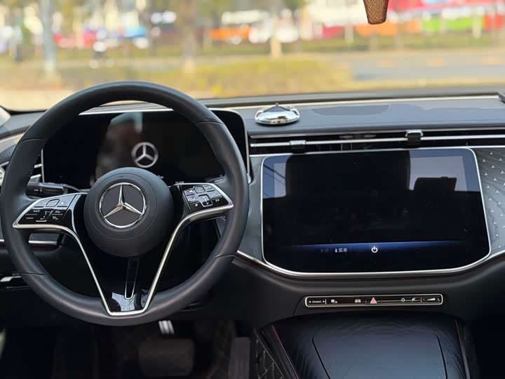 Photo 9 - Mercedes-Benz E-Class