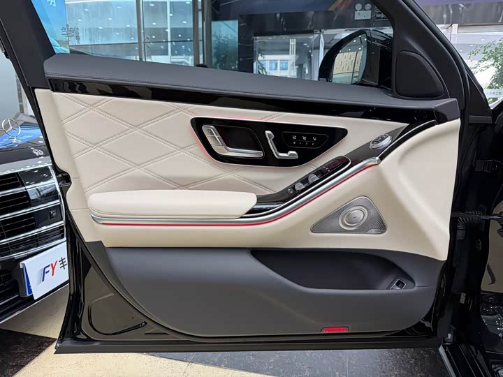 Photo 5 - Mercedes-Benz Maybach S-Class