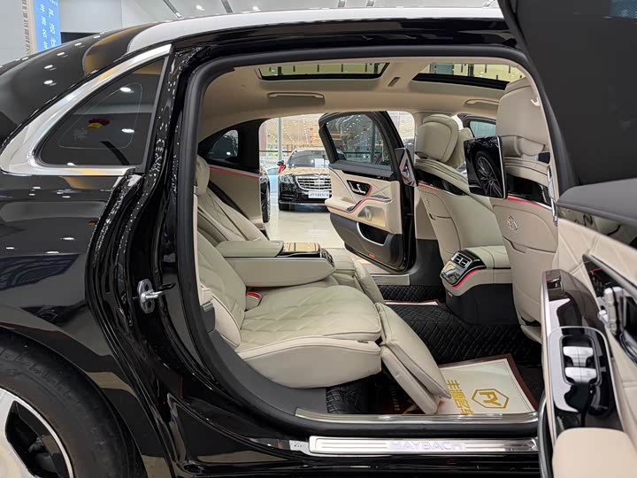 Photo 9 - Mercedes-Benz Maybach S-Class
