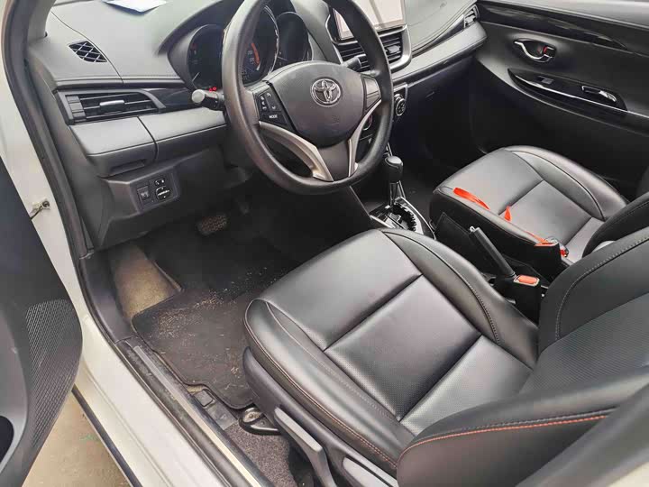 Фото 5 - Toyota Yaris L Hatchback