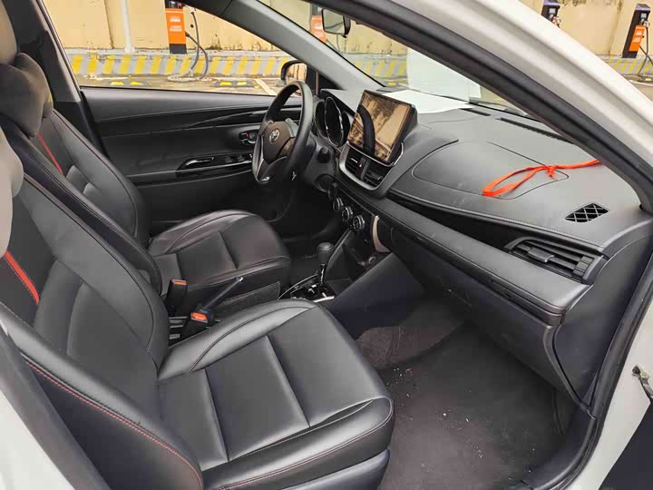 Фото 6 - Toyota Yaris L Hatchback