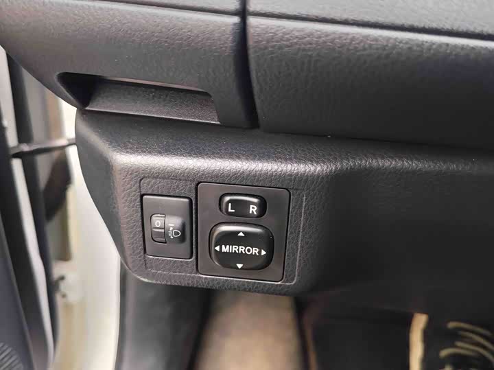 Фото 7 - Toyota Yaris L Hatchback