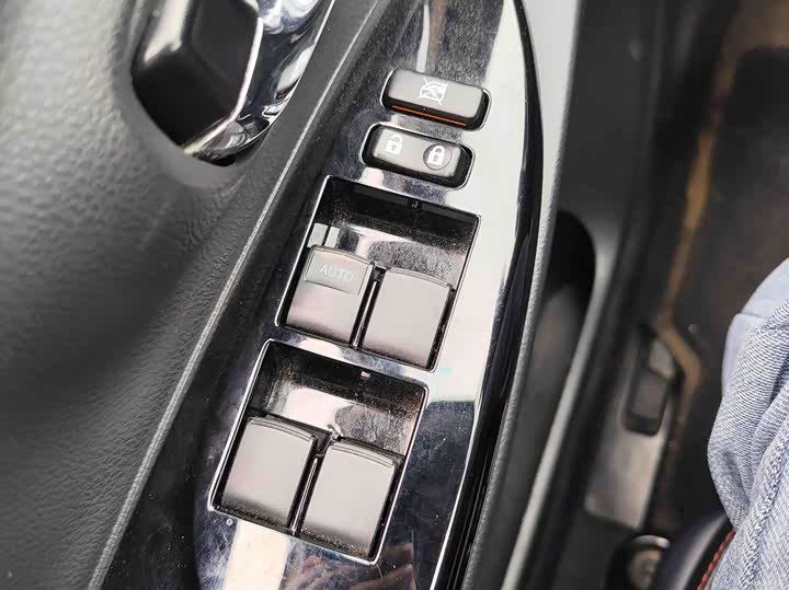 Фото 8 - Toyota Yaris L Hatchback