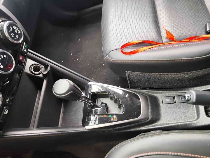 Фото 9 - Toyota Yaris L Hatchback