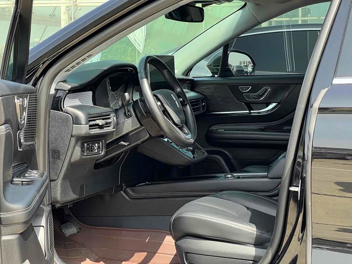 Photo 6 - Lincoln Corsair