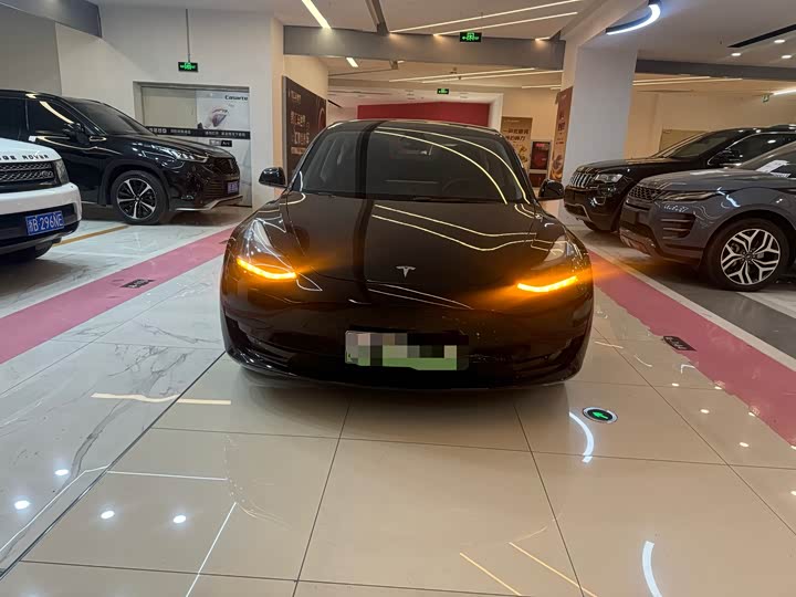 Фото 2 - Tesla Model 3