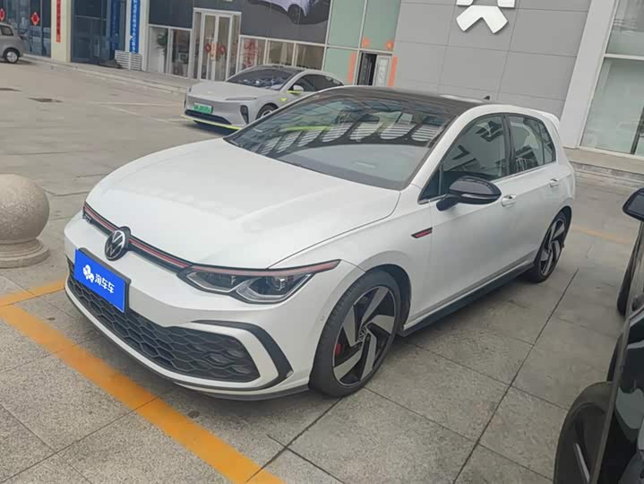 Фото 1 - Volkswagen Golf GTI