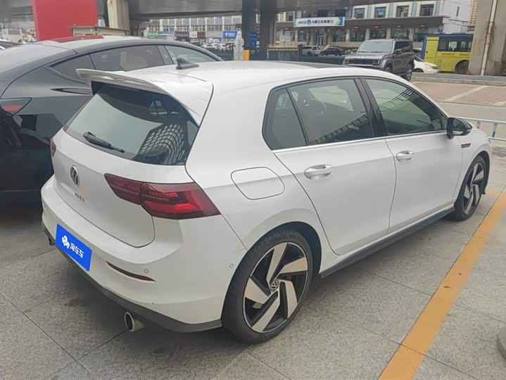 Фото 3 - Volkswagen Golf GTI