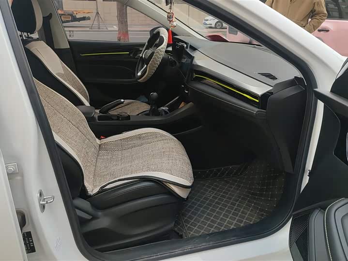 Фото 8 - Roewe i5