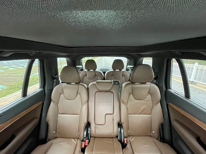 Фото 9 - Volvo XC90