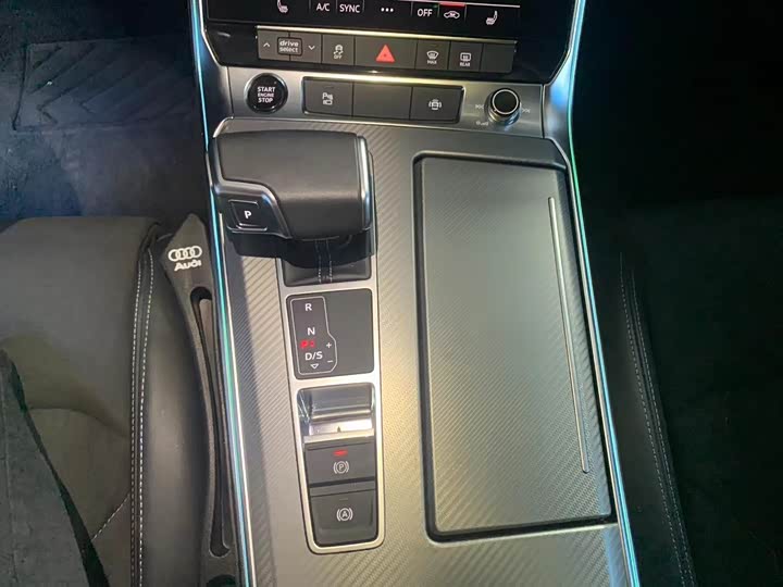 Фото 9 - Audi A7L