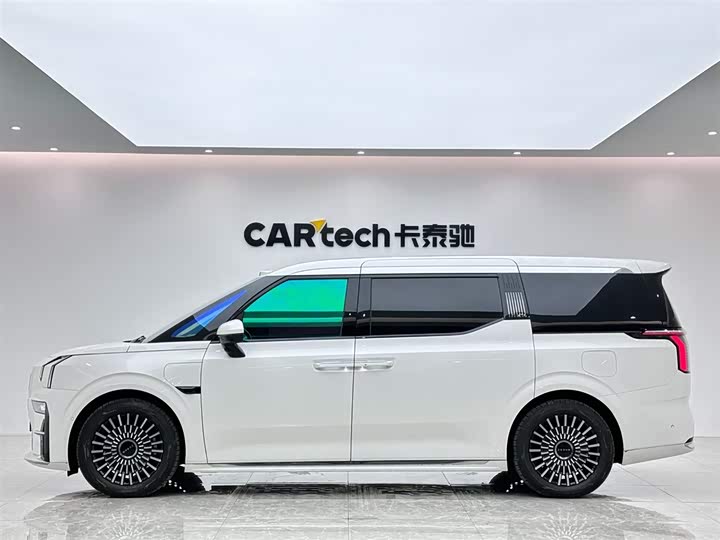 Фото 2 - Zeekr 009