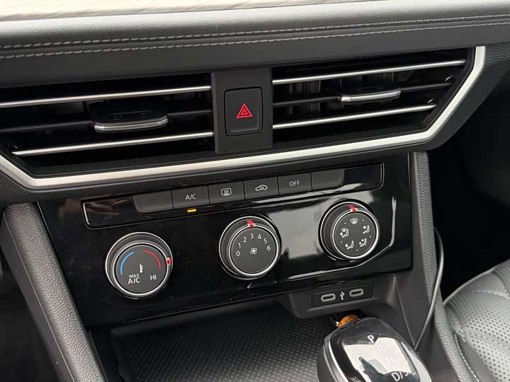 Фото 8 - Volkswagen Sagitar L