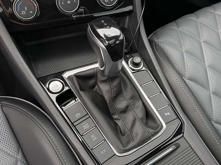 Фото 9 - Volkswagen Sagitar L