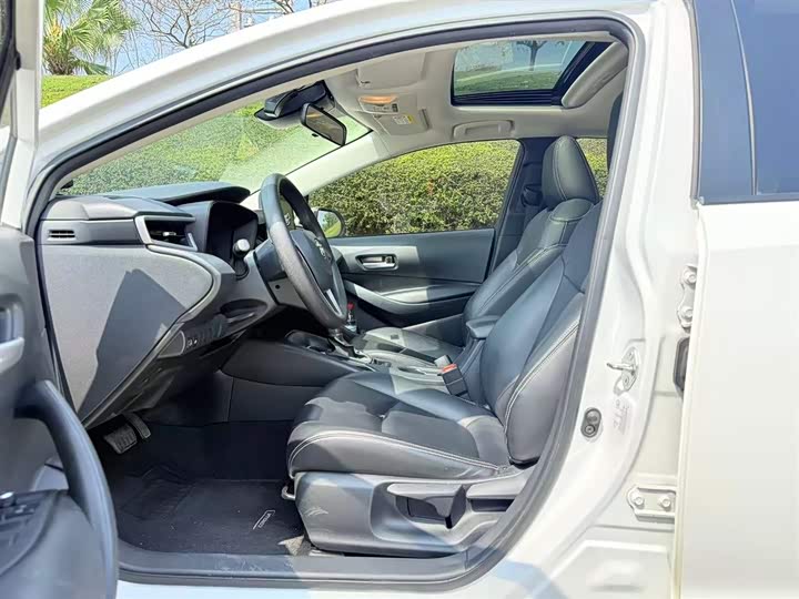 Фото 2 - Toyota Corolla