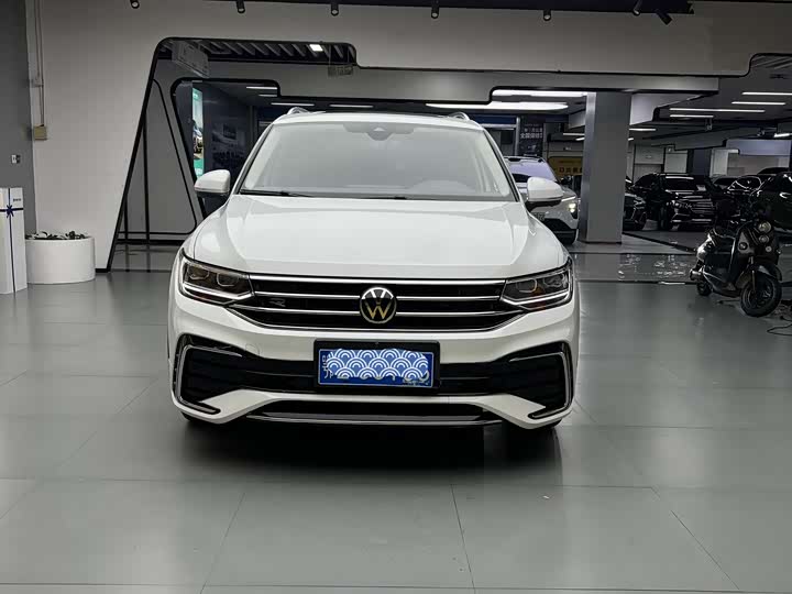 Фото 2 - Volkswagen Tiguan L Pro