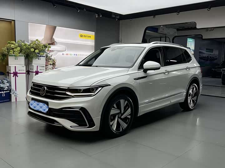 Фото 3 - Volkswagen Tiguan L Pro