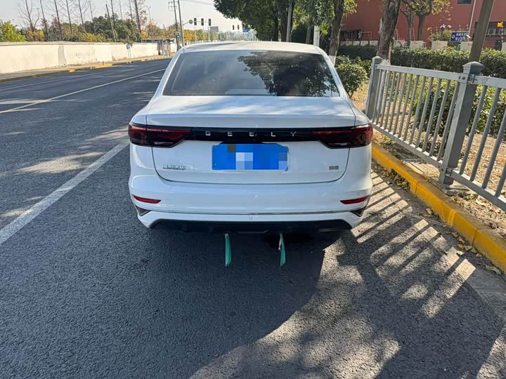 Фото 9 - Geely Emgrand